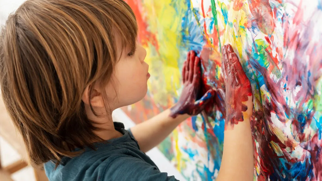 علاقهمند کردن کودک به نقاشی با رنگ انگشتی